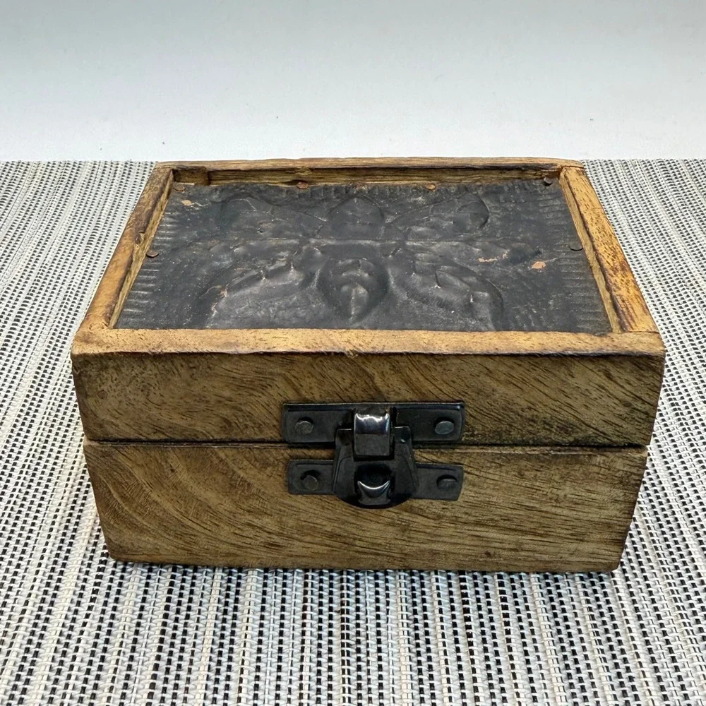 Rustic Wooden Trinket Box 4x3x2 Embossed Tin Leaf Lid Small Keepsake Storage‎